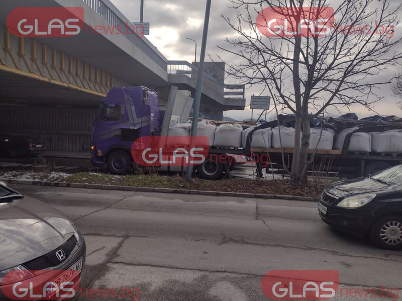 Камион заседна под мост в Пловдив. Висок е, ще разтоварват! СНИМКИ