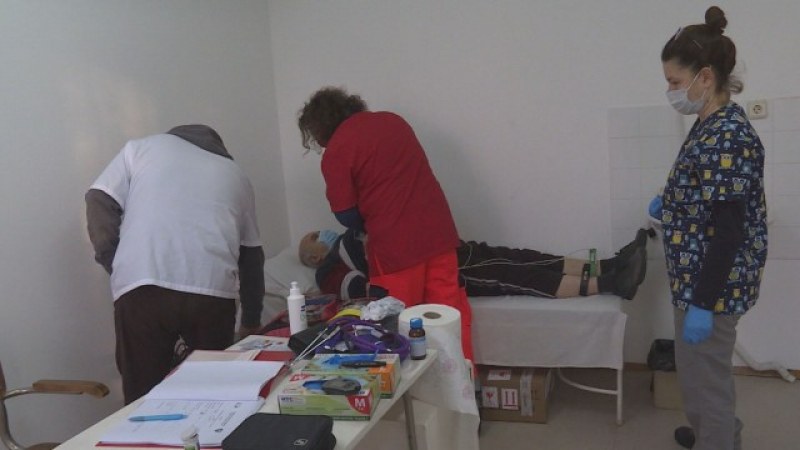 Лекар и доброволци в помощ на хората в малки селища в Пловдивско