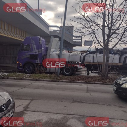 Тежкотоварен камион е заседнал под мост в Пловдив За това