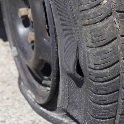 Мъж е обран докато сменял срязана гума на колата си