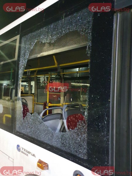 Пак нападение над автобус в Пловдив. С камък вандали счупиха стъкло