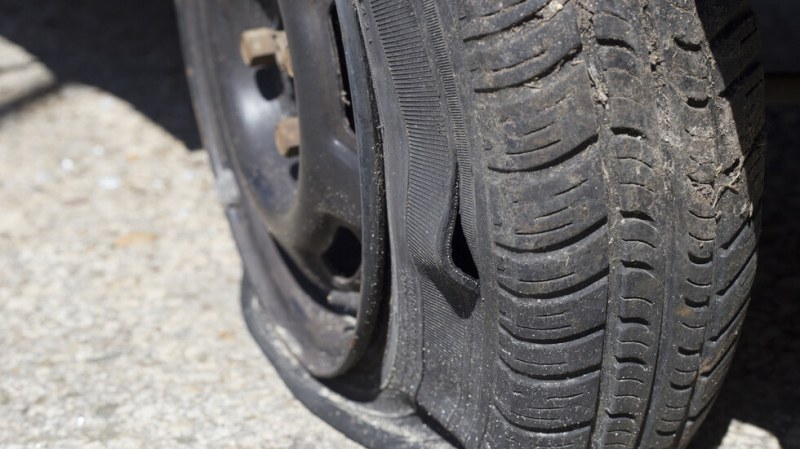 Мъж е обран, докато сменял срязана гума на колата си.