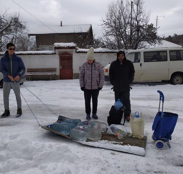 Половин месец без вода! В наше село мъкнат туби върху ламарина СНИМКИ