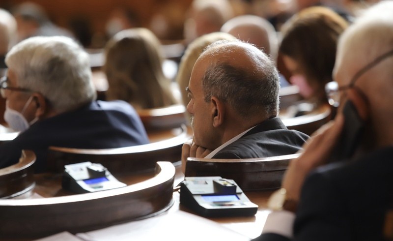 РЗИ влезе в парламента. 21 депутати хванати без маска