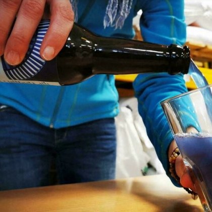 Френски пивовар направи синя бира като използва за естествен пигмент
