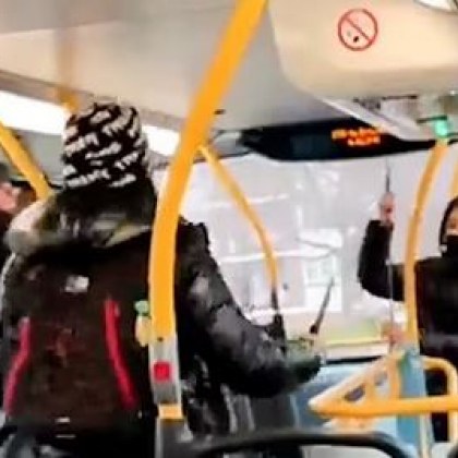 Тийнейджъри се биха с ножове в автобус ВИДЕО