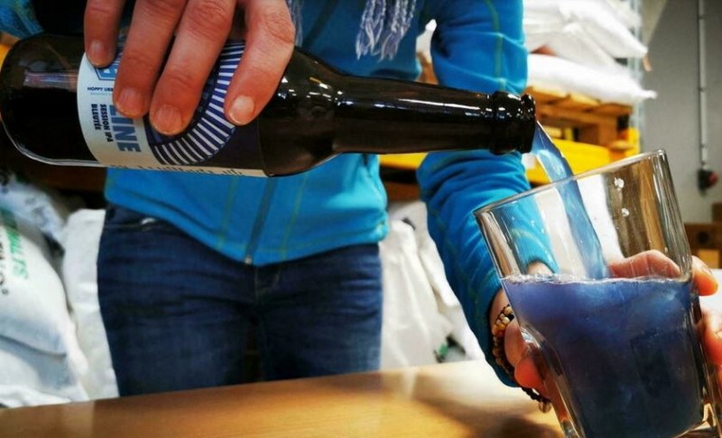 Френски пивовар направи синя бира, като използва за естествен пигмент