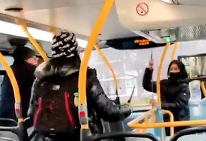 Тийнейджъри се биха с ножове в автобус ВИДЕО