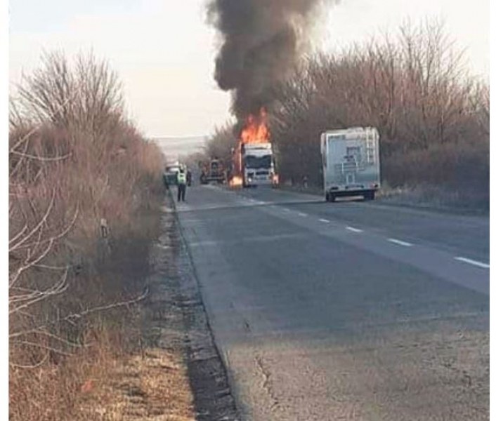 Камион избухна в пламъци в движение