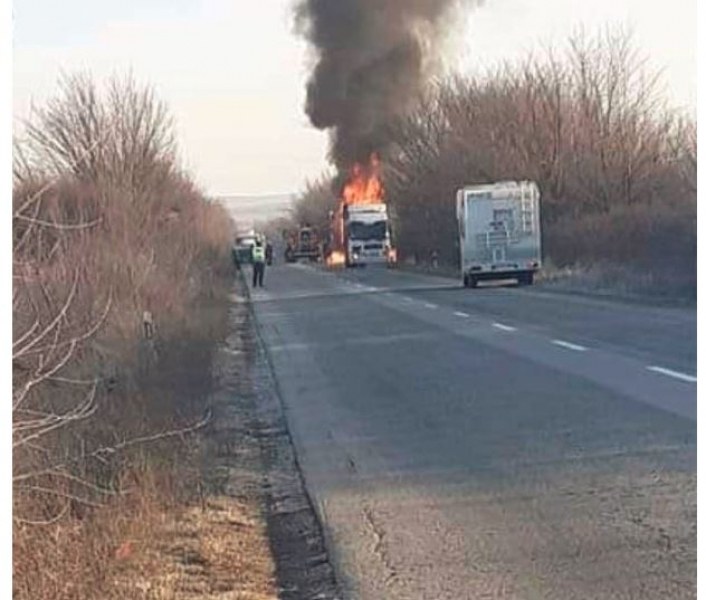 Камион се е запалил в движение на пътя Велико Търново-Русе.
