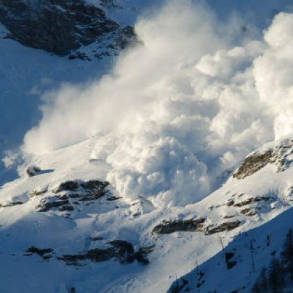 Осем човека са загинали при три лавини в Австрия от