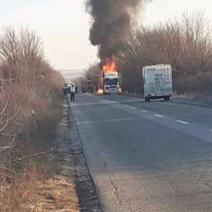 Камион се е запалил в движение на пътя Велико Търново Русе