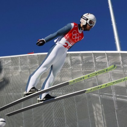 Владимир Зографски преодоля квалификацията по ски скокове на малката шанца в