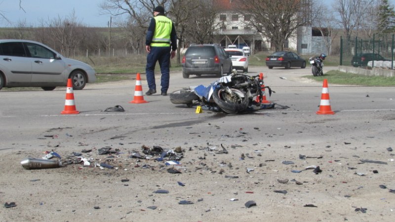 Моторист загина при катастрофа с автомобил
