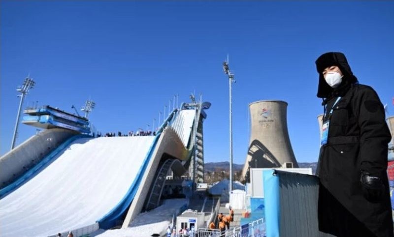 Зимните олимпийски игри в Пекин започнаха със странен инцидент: местен