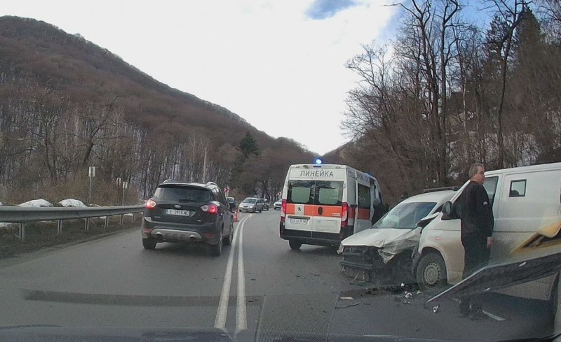 Две коли се блъснаха до София, има голямо задръстване СНИМКИ