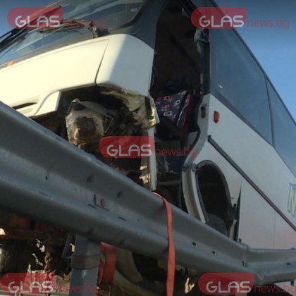 Изтеглиха автобуса който се блъсна в мантинела край Митницата на