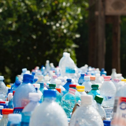 Пластмасата която изхвърляме или която използваме в ежедневието отделя малки