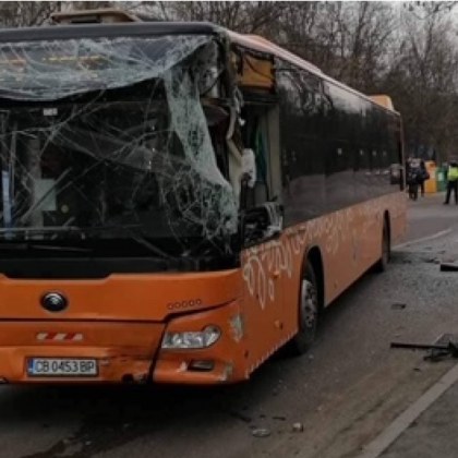 Катастрофа между автобус на градския транспорт камион и лек автомобил