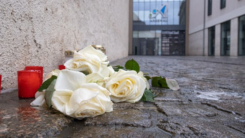 Нападение с нож в търговски център в Германия! 19-годишен е убит