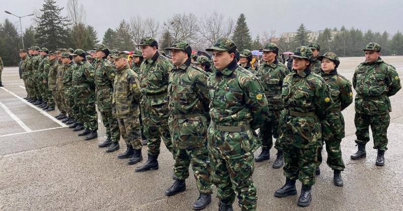 Из дневника на новия български войник: С фейсбук, но и с физзарядка