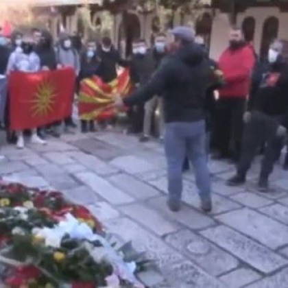 Вандали скъсаха трикольорните ленти на венците оставени от българската делегация