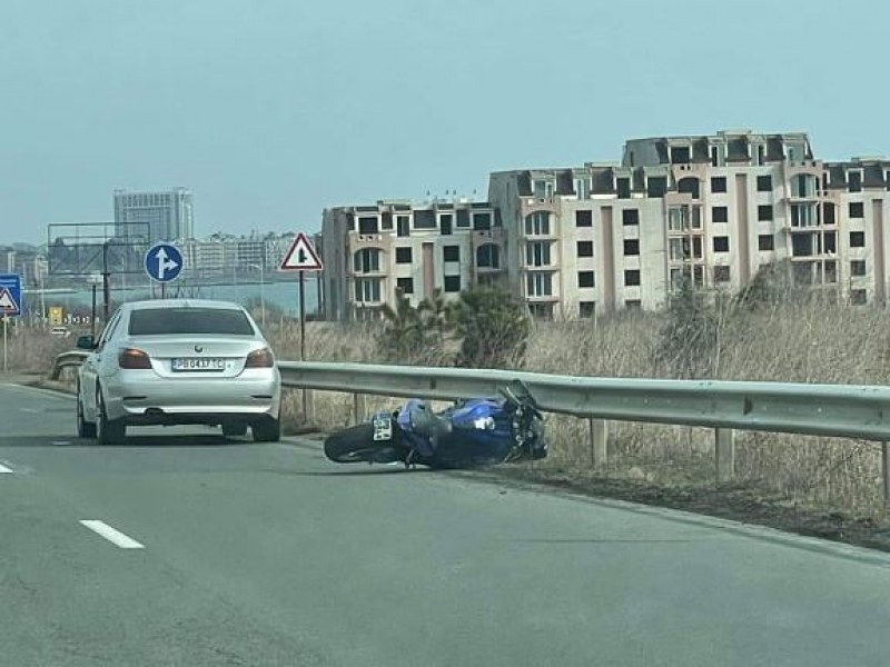 Мотоциклетист в тежко състояние, блъснал се в кола на път до Поморие