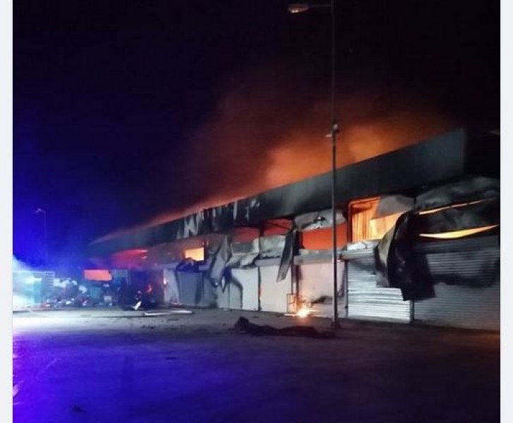 Огромен пожар бушува в зеленчуковата борса в петричкото село Кърналово.Сигнал