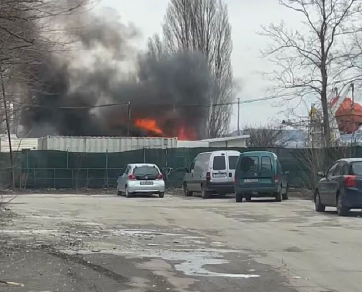 Пожар гори под Аспарухов мост във Варна, 5 пожарни го гасят