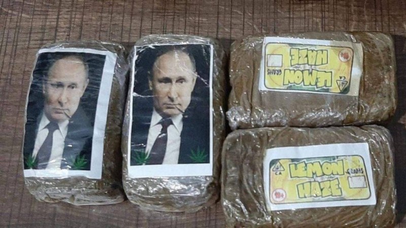 Задържаха голяма партида хашиш с лика на Путин СНИМКИ