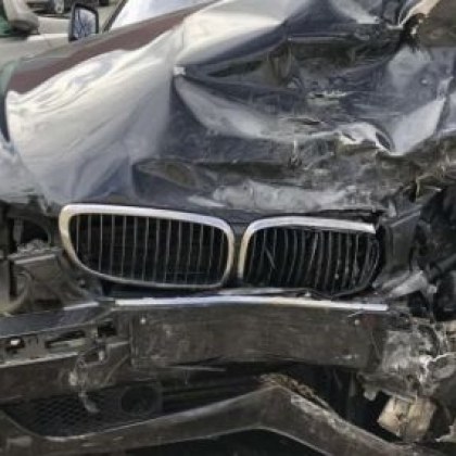 19 годишен шофьор удари с БВМ три паркирани коли в Шумен