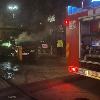 БМВ със софийска регистрация изгоря на паркинг в центъра на
