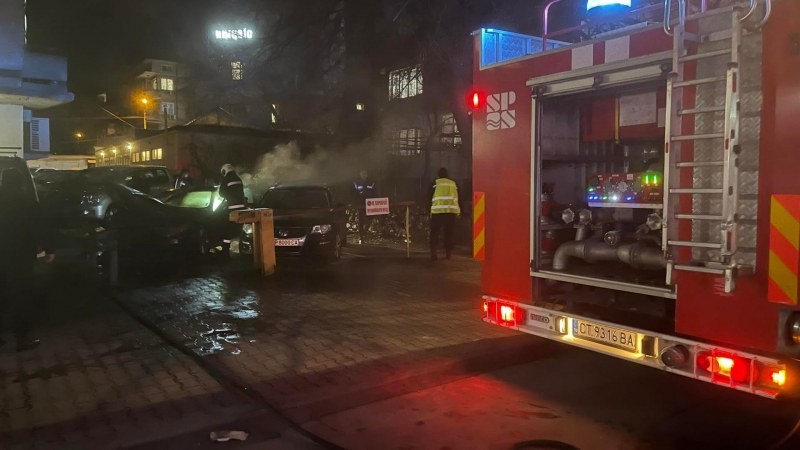 Софийско БМВ опожарено на паркинг на пъпа на Стара Загора СНИМКИ