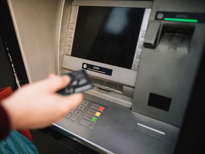 По данни на БНБ общият брой на банкоматите в България