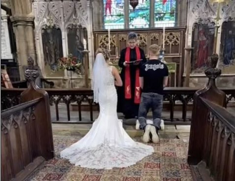 Младоженец се зажени по тениска и дънки СНИМКИ