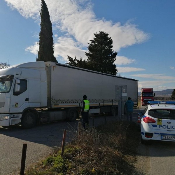 Провериха десетки камиони и автобуси за 2 часа, има актове и спрян от движение