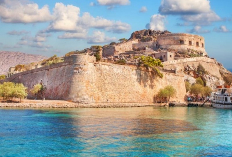 Островче край Крит привлича много внимание заради зловещото си минало.Живописният
