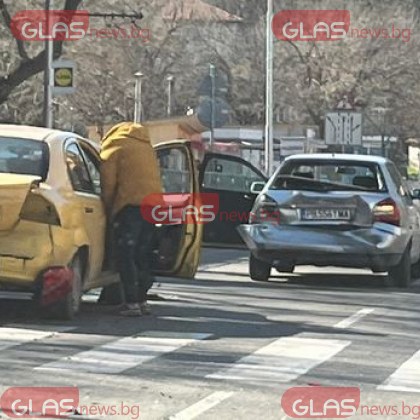 Верижна катастрофа в Пловдив. Три коли се блъснаха на оживен булевард СНИМКИ