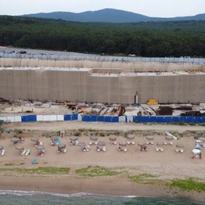 Започва събаряне на строежа на „Алепу”, но укрепващата стена остава