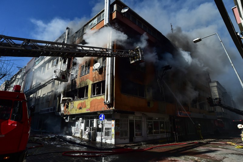 Пожар и експлозии в сграда в Истанбул, има блокирани хора
