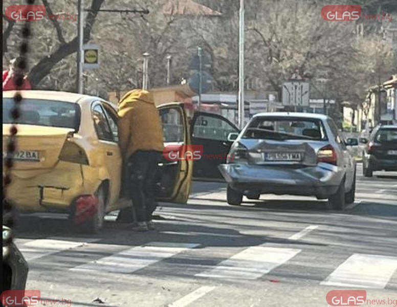 Верижна катастрофа в Пловдив. Три коли се блъснаха на оживен булевард СНИМКИ