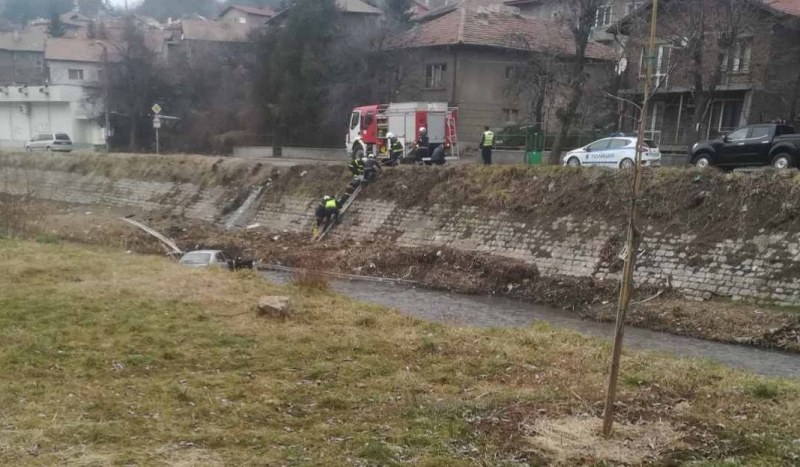 Кола излетя от пътя и падна в Струма в Перник, почина 59-годишна