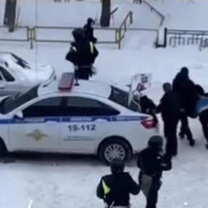 В област Свердловск Русия неизвестен мъж откри огън от прозореца