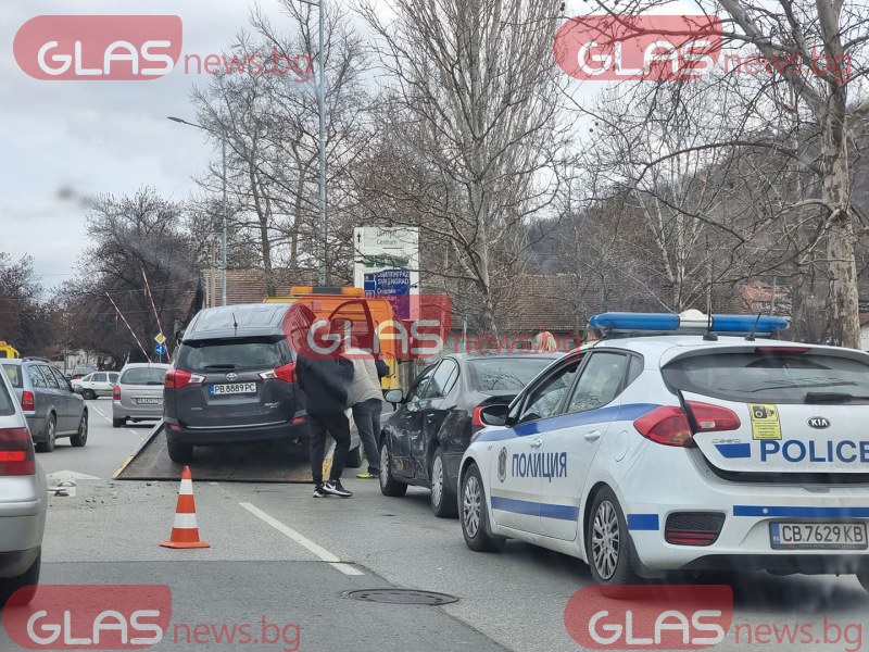 Тежка катастрофа между три коли на кръстовище в Пловдив СНИМКИ