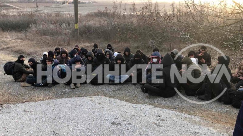 Група от близо 50 мигранти бяха заловени близо до Нова