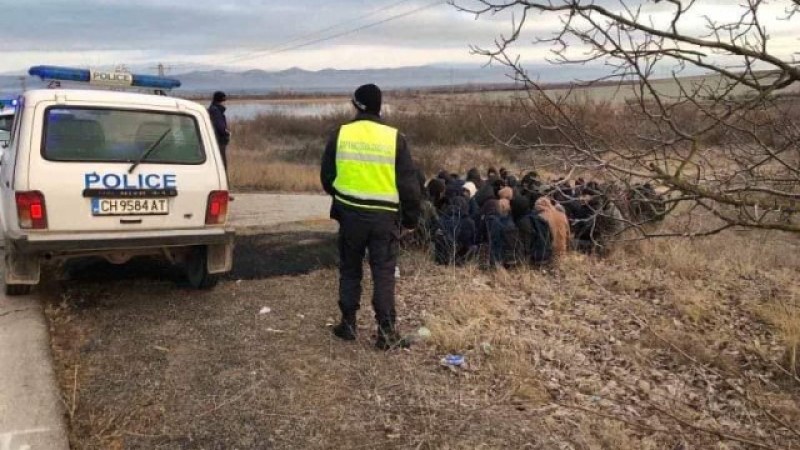 50 мигранти в поле, край Нова Загора – леко облечени, някои и без обувки