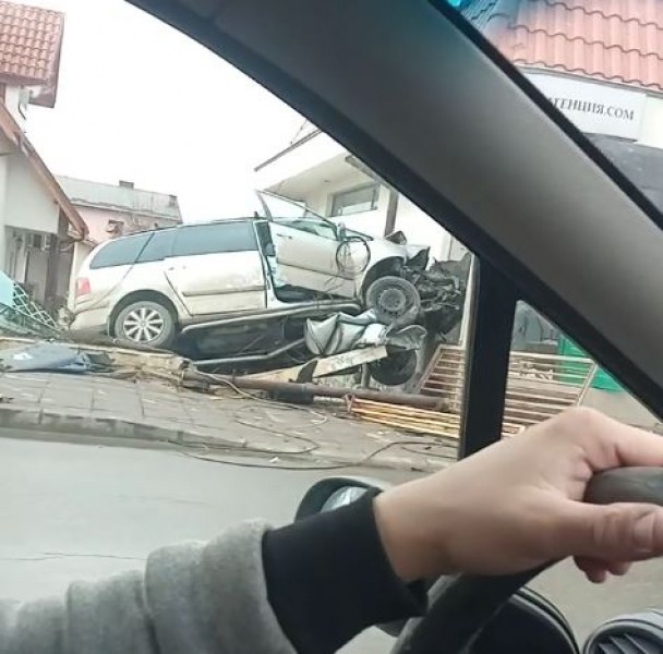 Кола се блъсна в траурна агенция, има пострадали ВИДЕО