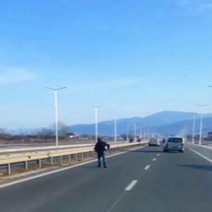 Шокираща постъпка бе заснета на пътя Асеновград Пловдив Тази сутрин мъж е