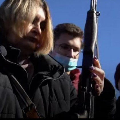 Младо, старо – на оръжие! Украинци се готвят за руска атака ВИДЕО