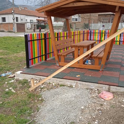 Вандали посегнаха на най новата детска площадка в община Кричим Съоръжението